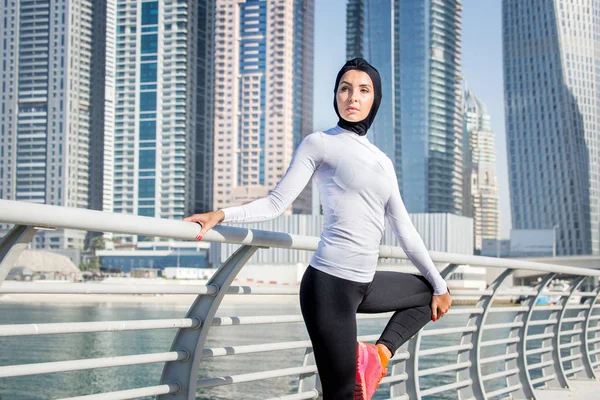 Mujer árabe entrenando al aire libre — Foto de Stock