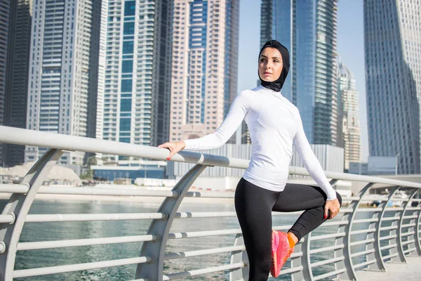 Mulher árabe formação ao ar livre — Fotografia de Stock