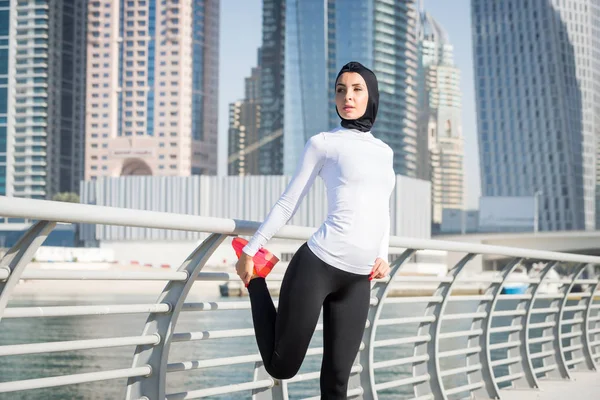 Mujer árabe entrenando al aire libre — Foto de Stock