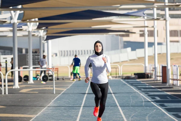 Arabe femme formation en plein air — Photo