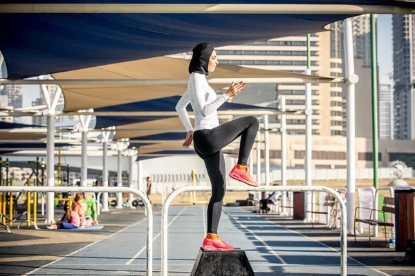 Mujer árabe entrenando al aire libre — Foto de Stock