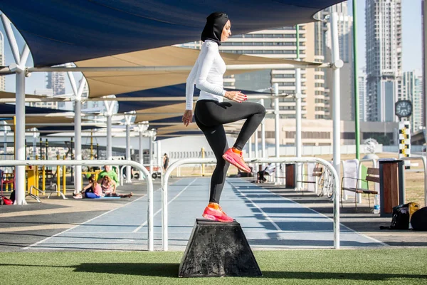 Arabe femme formation en plein air — Photo