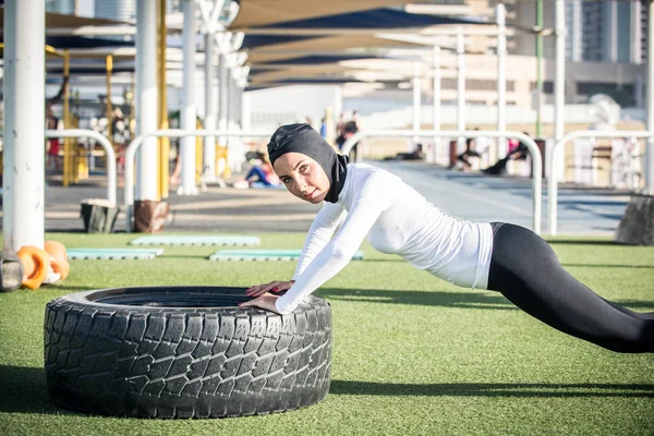 Mujer árabe entrenando al aire libre —  Fotos de Stock