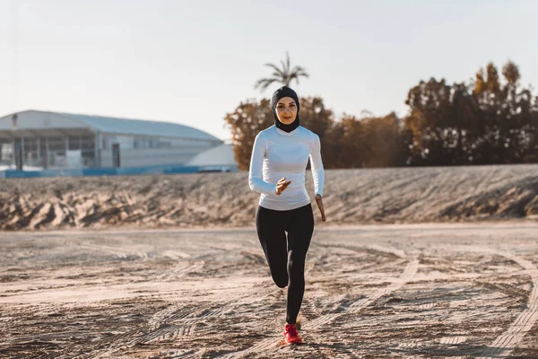 Arabská žena trénink venku — Stock fotografie