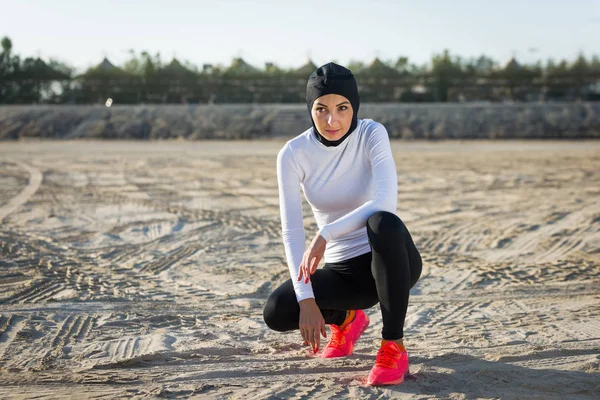아라비아 여 자가 훈련 야외 — 스톡 사진