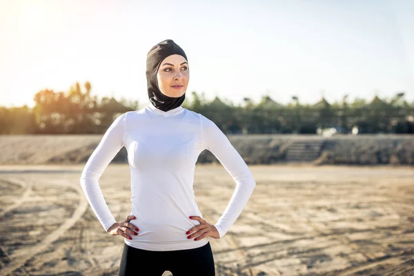 Mujer árabe entrenando al aire libre — Foto de Stock