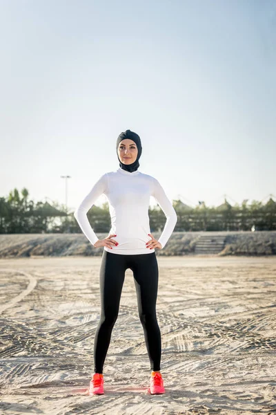 아라비아 여 자가 훈련 야외 — 스톡 사진