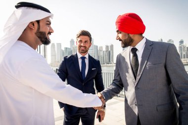 Çok etnik gruptan oluşan iş takım toplantısı