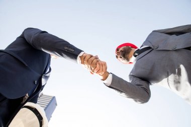 Çok etnik gruptan oluşan iş takım toplantısı