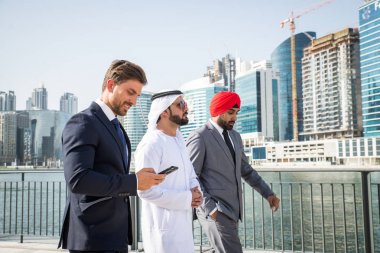 Çok etnik gruptan oluşan iş takım toplantısı