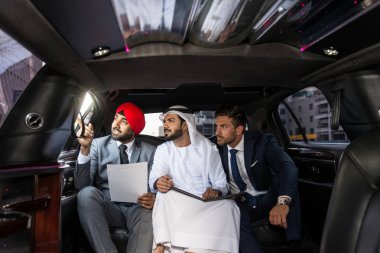 Çok etnik gruptan oluşan iş takım toplantısı