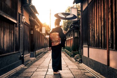 Asyalı kadın ile yukata Kyoto, Japonya'nın yürüyüş