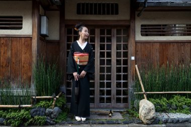 Asyalı kadın ile yukata Kyoto, Japonya'nın yürüyüş
