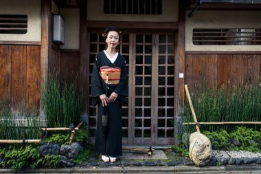 Asyalı kadın ile yukata Kyoto, Japonya'nın yürüyüş