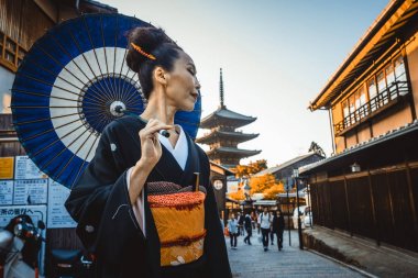 Asyalı kadın ile Yasaka Pagoda Kyoto adlı yürüyüş kimono