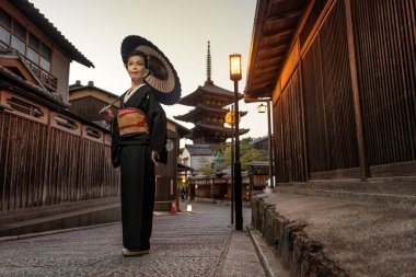 Asyalı kadın ile Yasaka Pagoda Kyoto adlı yürüyüş kimono