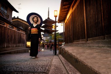 Asyalı kadın ile Yasaka Pagoda Kyoto adlı yürüyüş kimono