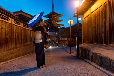 Asyalı kadın ile Yasaka Pagoda Kyoto adlı yürüyüş kimono