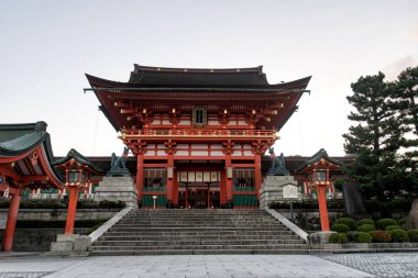 Kırmızı Torii Fushimi Inari Tapınak, Kyoto, Japonya