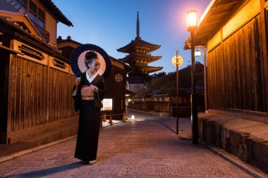 Asyalı kadın ile Yasaka Pagoda Kyoto adlı yürüyüş kimono