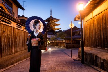 Asyalı kadın ile Yasaka Pagoda Kyoto adlı yürüyüş kimono