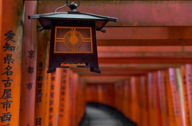 Kırmızı Torii Fushimi Inari Tapınak, Kyoto, Japonya