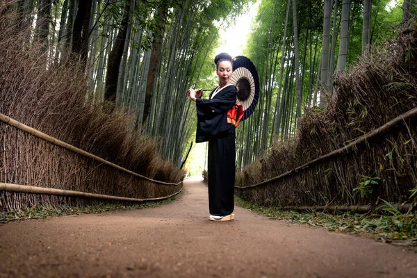 Японская женщина с кимоно в бамбуковом лесу Арашияма — стоковое фото