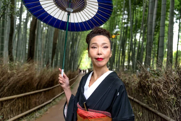 Femme japonaise avec kimono dans la forêt de bambous d'Arashiyama — Photo