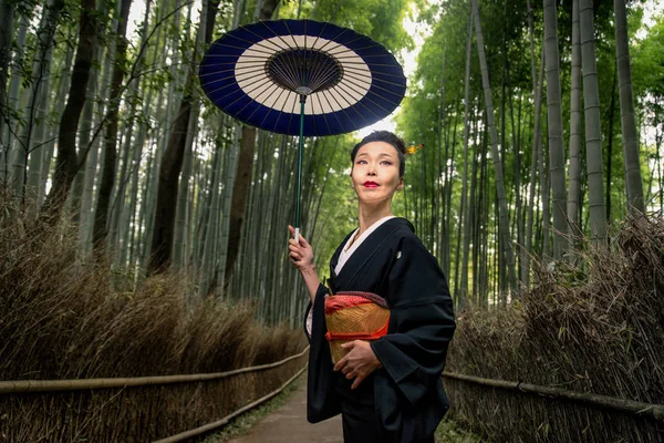 Японські жінки з кімоно у бамбуковому лісі Арасіяма — стокове фото