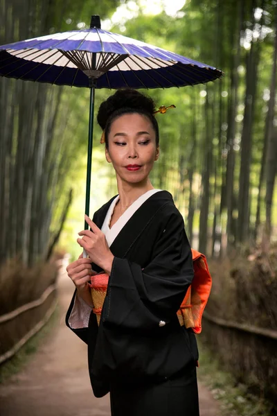 Японская женщина с кимоно в бамбуковом лесу Арашияма — стоковое фото
