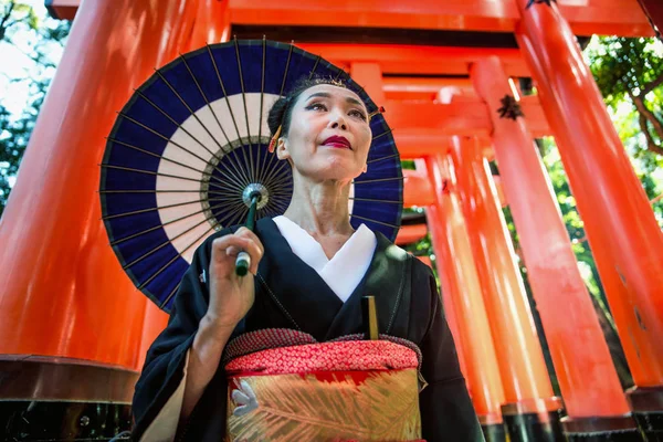 Japonská žena v Fushimi Inari shrine — Stock fotografie