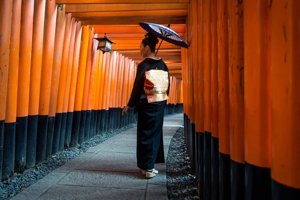 Mulher japonesa no santuário Fushimi Inari — Fotografia de Stock