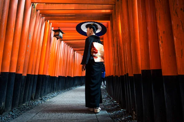 Japansk kvinna på Fushimi Inari shrine — Stockfoto