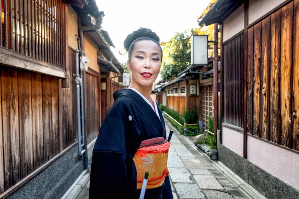 Mulher asiática com yukata andando em Kyoto, Japão — Fotografia de Stock