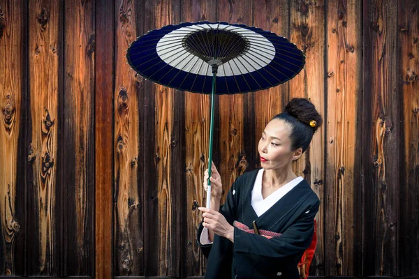Asiatisk kvinna med yukata promenader i Kyoto, Japan — Stockfoto