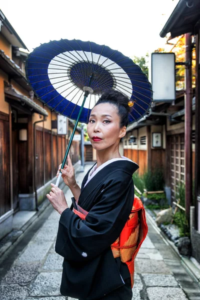 Mulher asiática com yukata andando em Kyoto, Japão — Fotografia de Stock