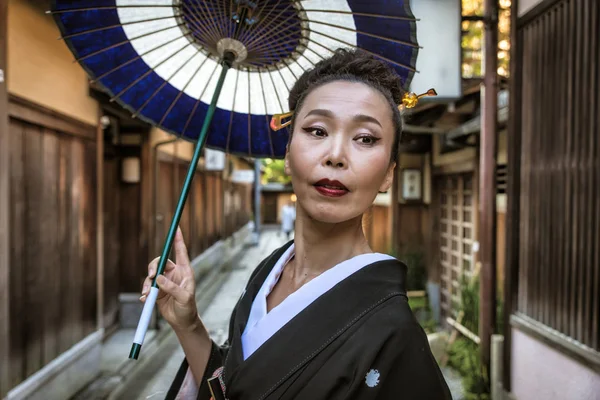 Femme asiatique avec yukata marche à Kyoto, Japon — Photo