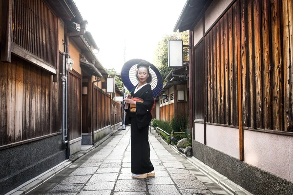 Asiatisk kvinna med yukata promenader i Kyoto, Japan — Stockfoto