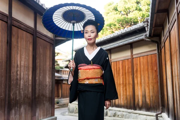 Femme asiatique avec yukata marche à Kyoto, Japon — Photo