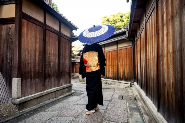 Mulher asiática com yukata andando em Kyoto, Japão — Fotografia de Stock