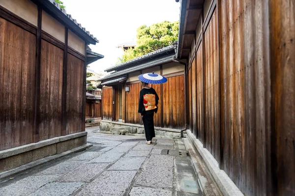 Asyalı kadın ile yukata Kyoto, Japonya'nın yürüyüş
