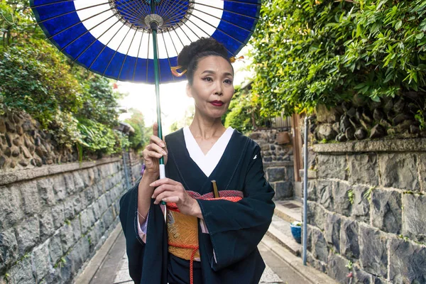 Asijské žena s yukata chůzi v Kjótu, Japonsko — Stock fotografie