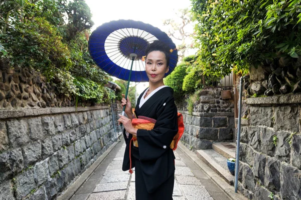 Femme asiatique avec yukata marche à Kyoto, Japon — Photo