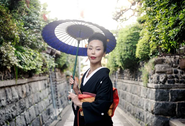 Mujer asiática con yukata caminando en Kyoto, Japón —  Fotos de Stock