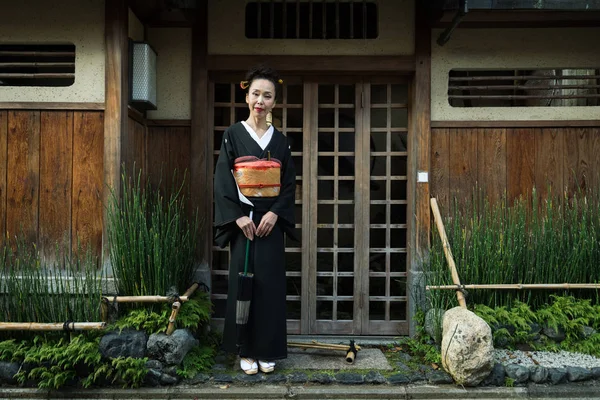 Азіатський жінка з юката, ходити в Кіото, Японія — стокове фото