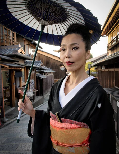 Mulher asiática com quimono andando no Yasaka Pagoda em Kyoto — Fotografia de Stock