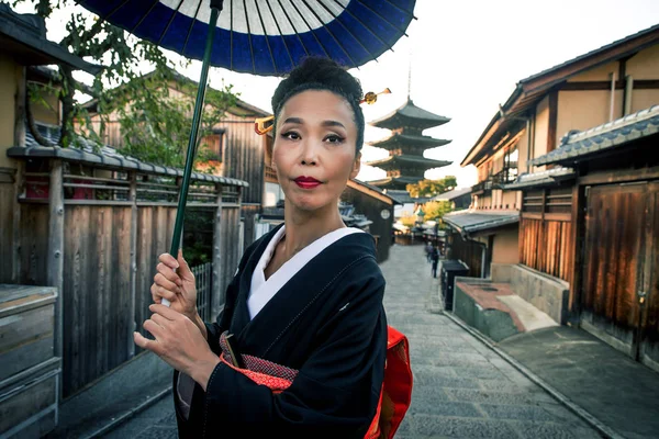 Mulher asiática com quimono andando no Yasaka Pagoda em Kyoto — Fotografia de Stock