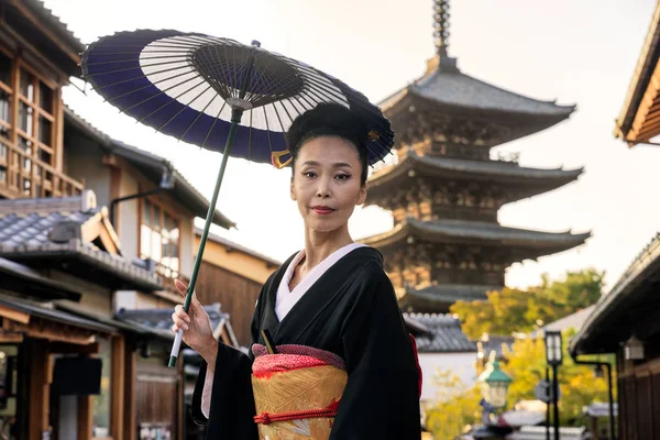 Femme asiatique avec kimono marchant à la pagode Yasaka à Kyoto — Photo