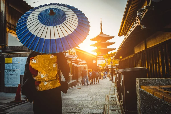 京都の八坂の塔で歩いている着物でアジアの女性 — ストック写真