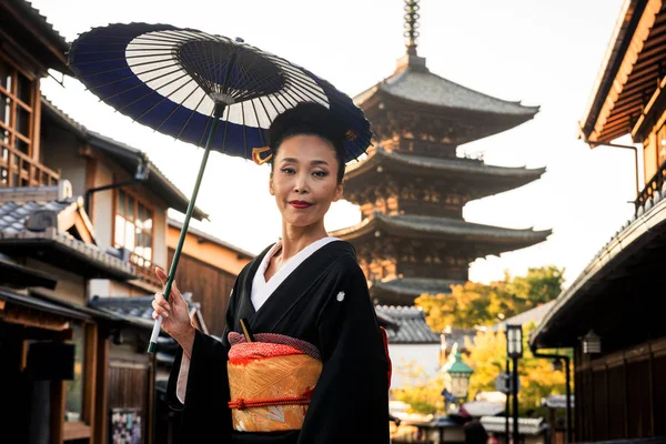 Азіатський жінка з кімоно, ходьба в Pagoda спалений у Кіото — стокове фото